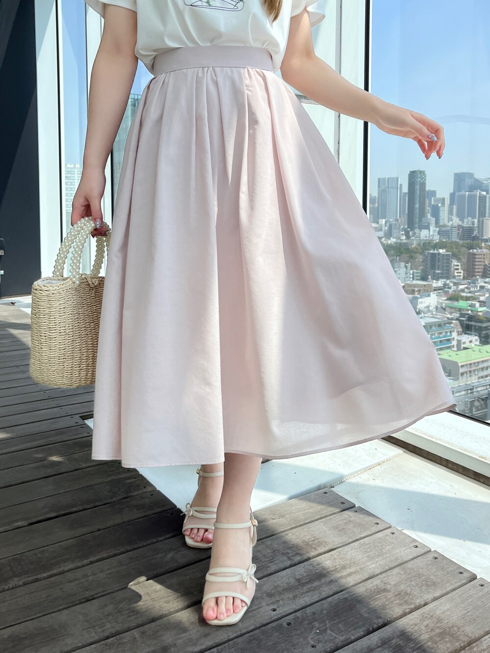 ホワイト系のTシャツ/カットソー、グレー系のスカートを着用したレディースの春コーディネートの5枚目の写真