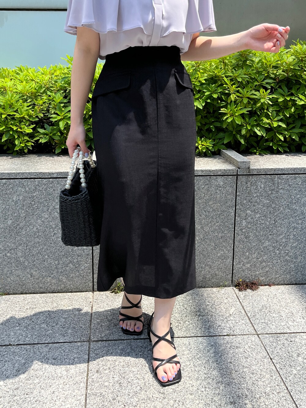 グレー系のシャツ/ブラウス、ブラック系のスカート、ブラック系のハンドバッグを着用したレディースの夏コーディネートの5枚目の写真