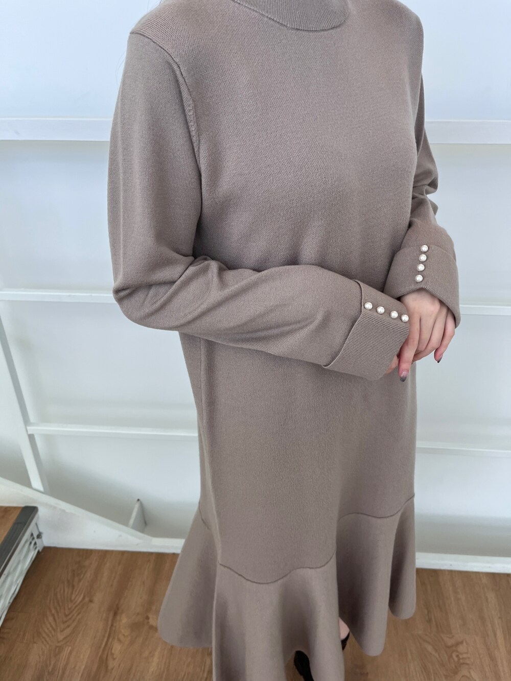 ブラック系のダウンジャケット/コート、ブラウン系のワンピースを着用したレディースの冬コーディネートの5枚目の写真