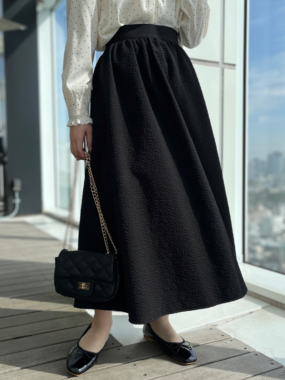 ホワイト系のシャツ/ブラウス、ブラック系のスカート、ブラック系のショルダーバッグを着用したレディースの冬コーディネートの5枚目の写真