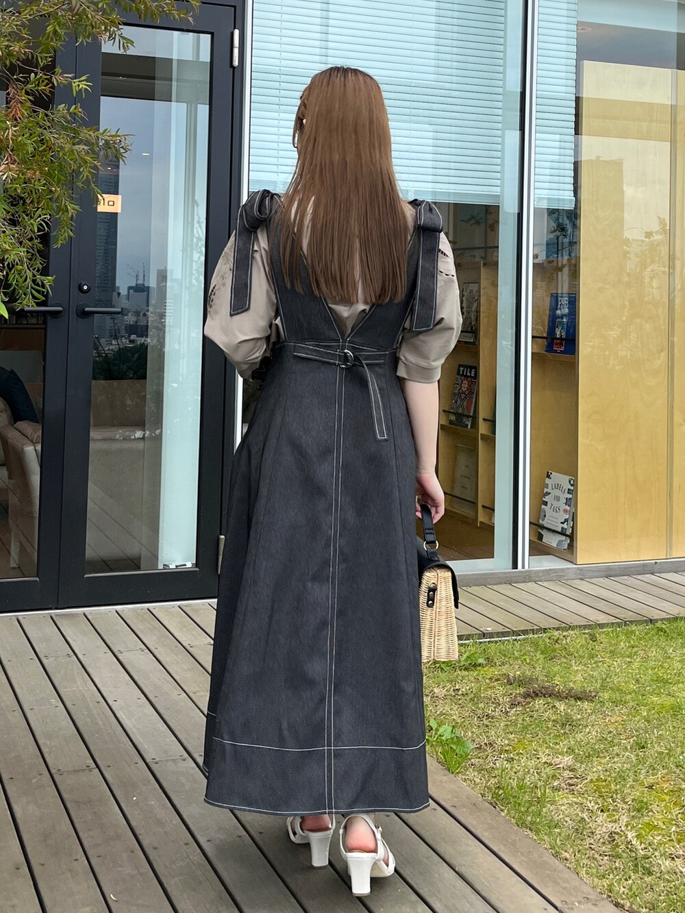 ブラック系のショルダーバッグ、ホワイト系のサンダル、ブラック系のスカートを着用したレディースの夏コーディネートの3枚目の写真