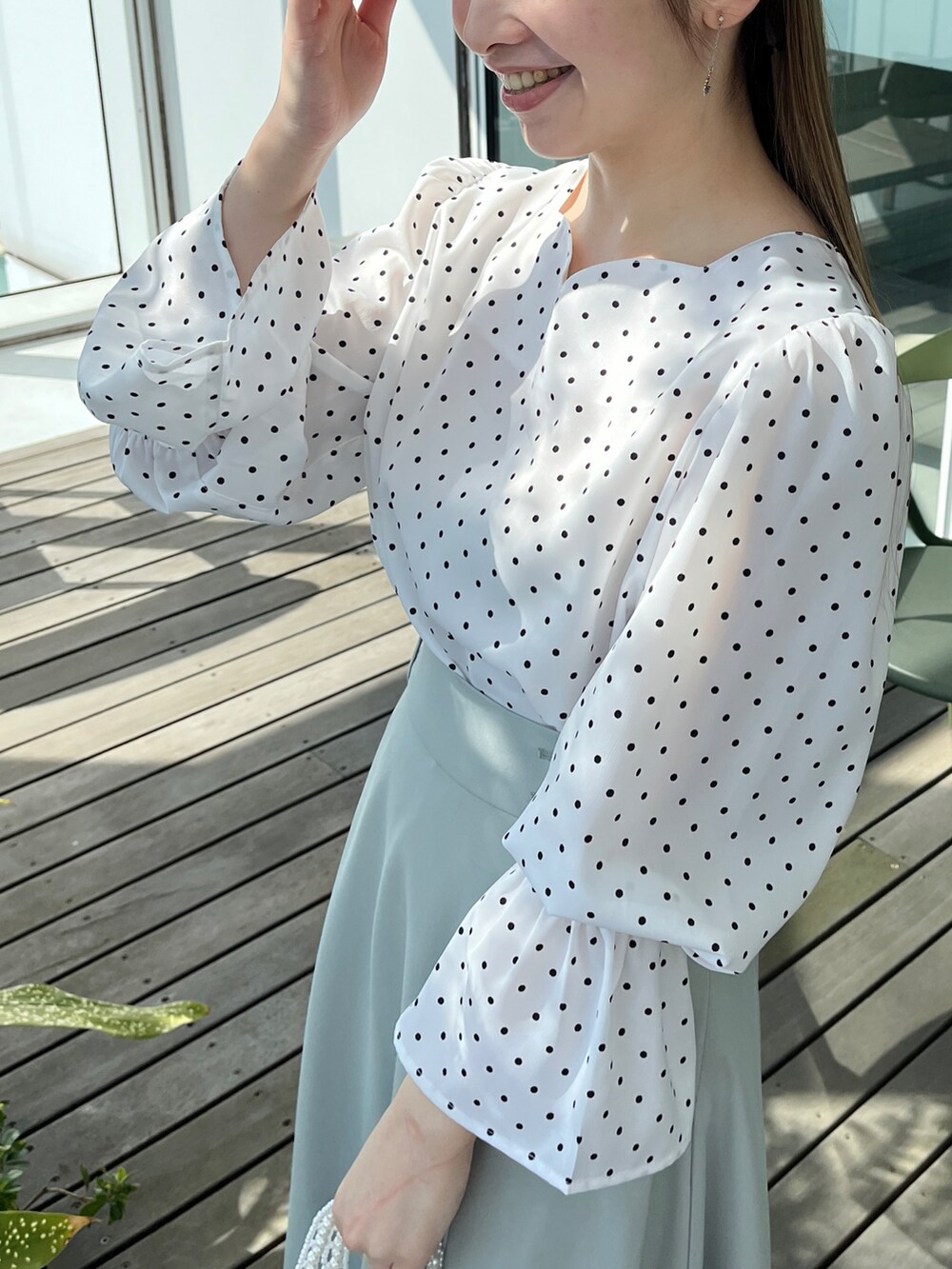 ホワイト系のシャツ/ブラウス、グリーン系のスカートを着用したレディースの冬コーディネートの4枚目の写真