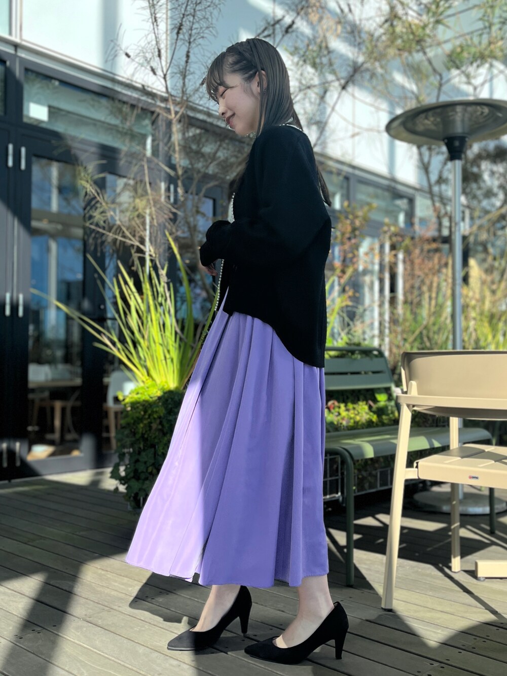 ホワイト系のシャツ/ブラウス、パープル系のスカート、ホワイト系のショルダーバッグを着用したレディースの冬コーディネートの2枚目の写真