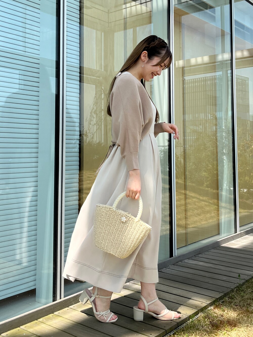 ホワイト系のカーディガン/ボレロ、ホワイト系のワンピースを着用したレディースの春コーディネートの2枚目の写真