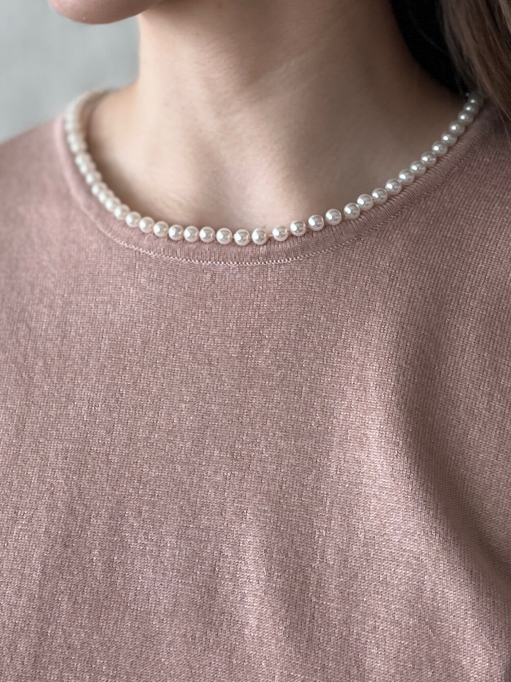 ピンク系のパンプス、ホワイト系のスカート、ピンク系のニット/セーターを着用したレディースの冬コーディネートの4枚目の写真