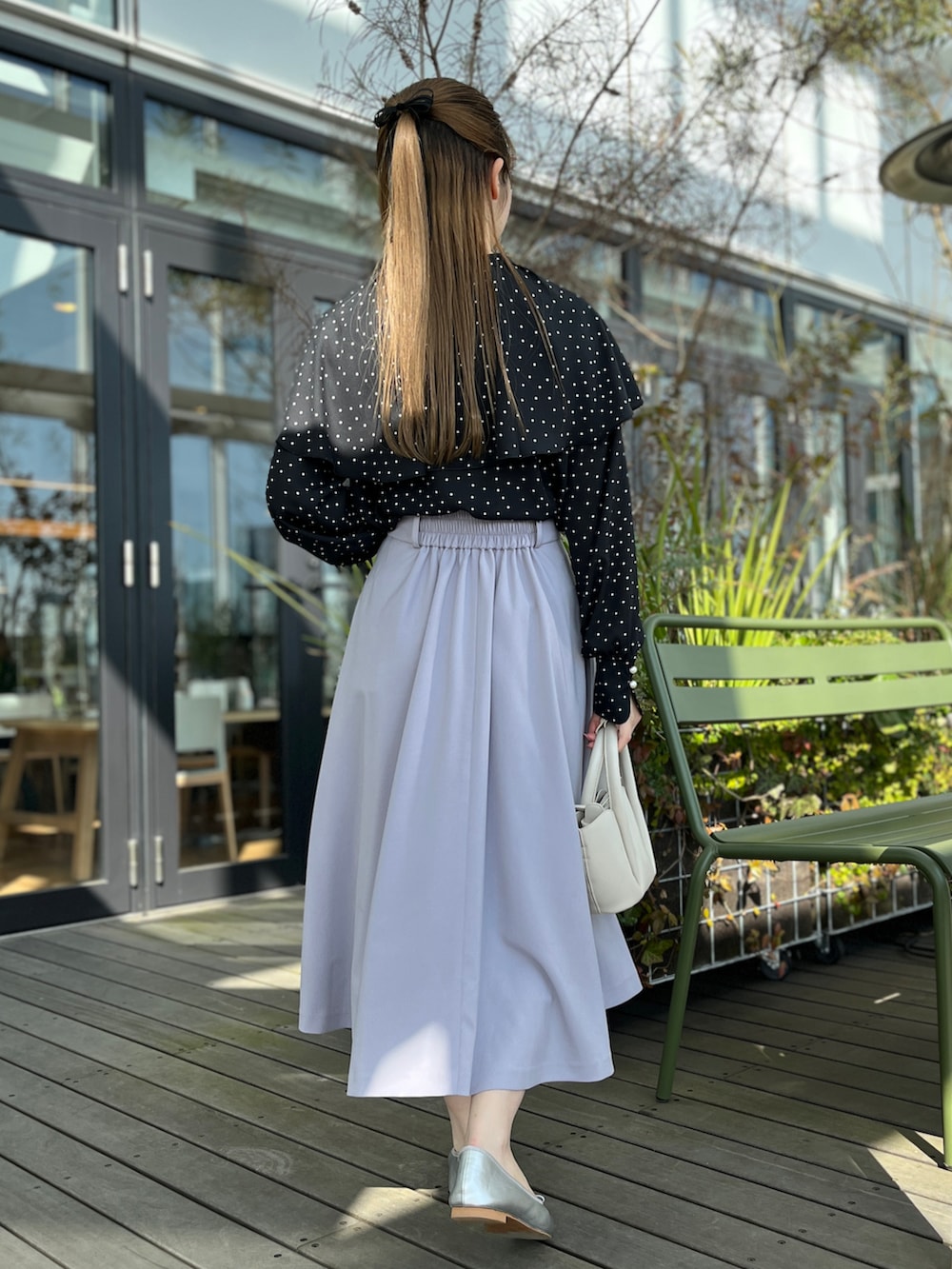 ブラック系のシャツ/ブラウス、ブルー系のスカート、ホワイト系のショルダーバッグを着用したレディースの冬コーディネートの3枚目の写真