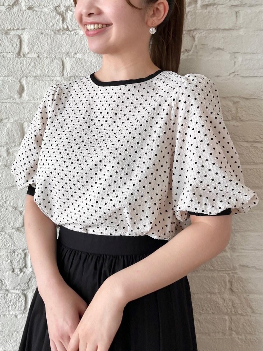 ベージュ系のシャツ/ブラウス、ブラック系のスカート、ブラック系のショルダーバッグを着用したレディースの夏コーディネートの4枚目の写真