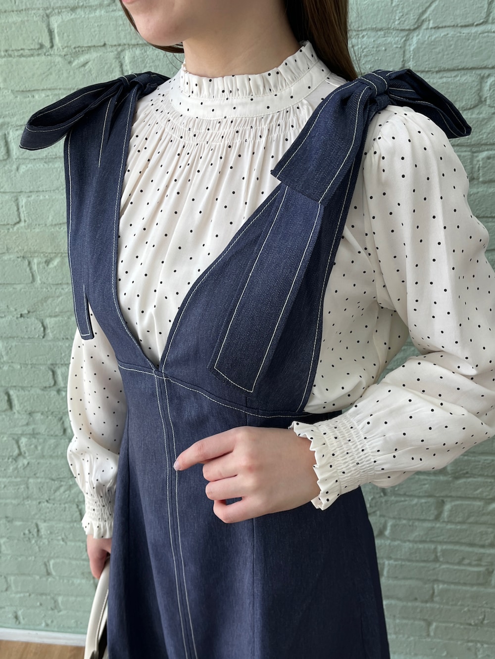 ホワイト系のシャツ/ブラウス、ブルー系のスカート、ホワイト系のショルダーバッグを着用したレディースの春コーディネートの4枚目の写真