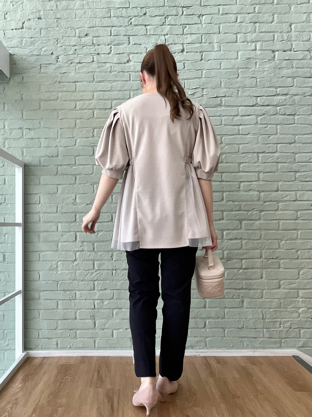 グレー系のチュニック、ブルー系のその他パンツ、ホワイト系のショルダーバッグを着用したレディースの夏コーディネートの3枚目の写真