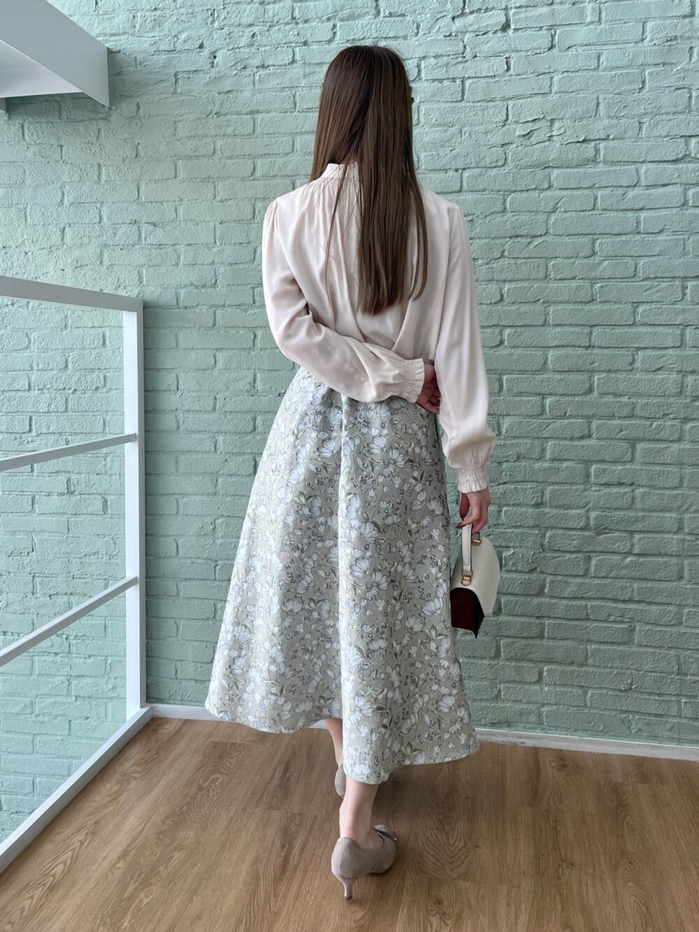 ホワイト系のシャツ/ブラウスを着用したレディースの冬コーディネートの3枚目の写真