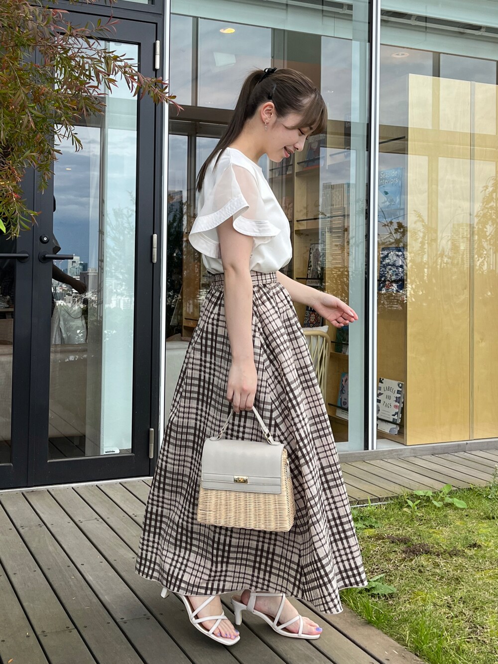 ホワイト系のTシャツ/カットソー、グレー系のショルダーバッグ、ホワイト系のサンダルを着用したレディースの夏コーディネートの2枚目の写真