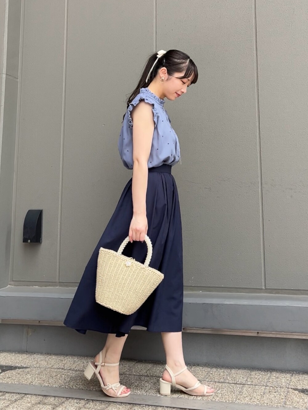 ブルー系のスカート、ブルー系のシャツ/ブラウスを着用したレディースの春コーディネートの2枚目の写真