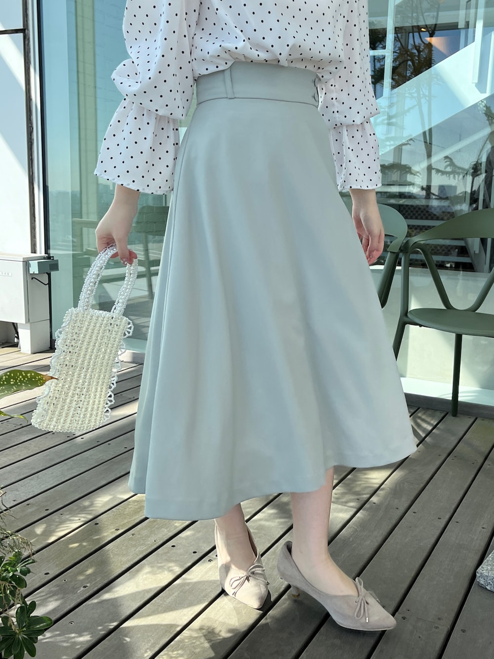 ホワイト系のシャツ/ブラウス、グリーン系のスカートを着用したレディースの冬コーディネートの5枚目の写真