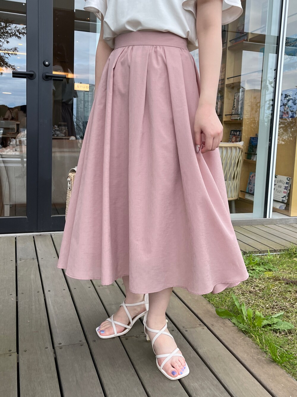 ホワイト系のTシャツ/カットソー、ピンク系のスカート、グレー系のショルダーバッグを着用したレディースの夏コーディネートの5枚目の写真