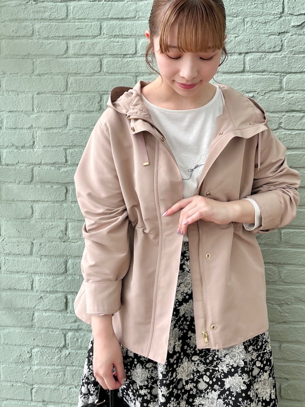 ホワイト系のTシャツ/カットソー、ブラック系のスカート、ピンク系のブルゾンを着用したレディースの秋コーディネートの5枚目の写真