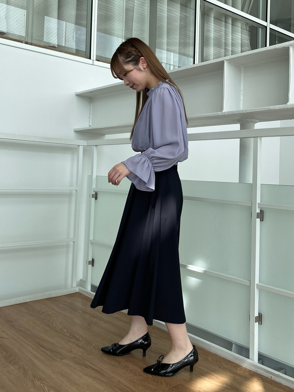 ブルー系のシャツ/ブラウス、ブルー系のスカートを着用したレディースの春コーディネートの2枚目の写真
