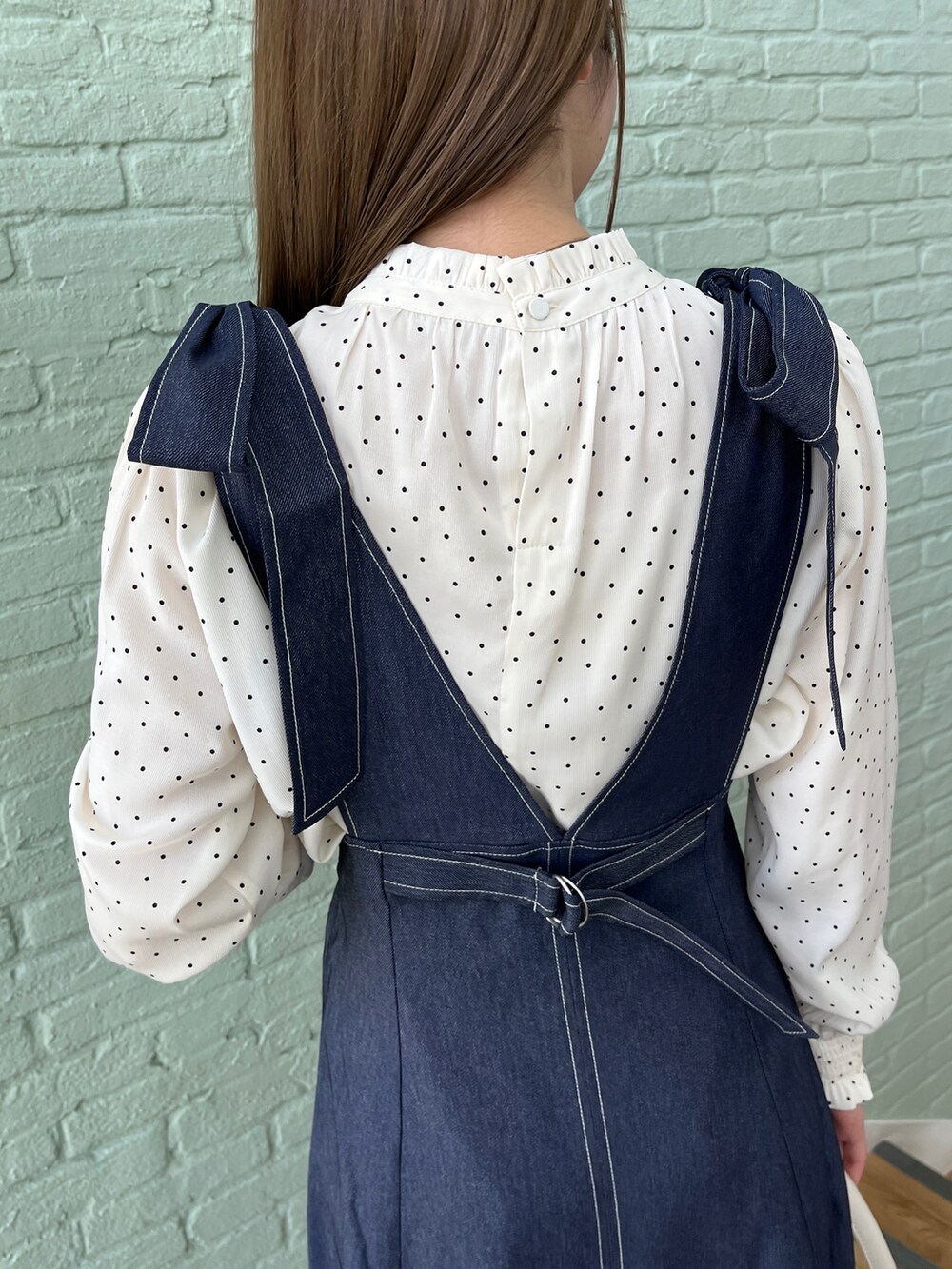 ホワイト系のシャツ/ブラウス、ブルー系のスカート、ホワイト系のショルダーバッグを着用したレディースの春コーディネートの5枚目の写真