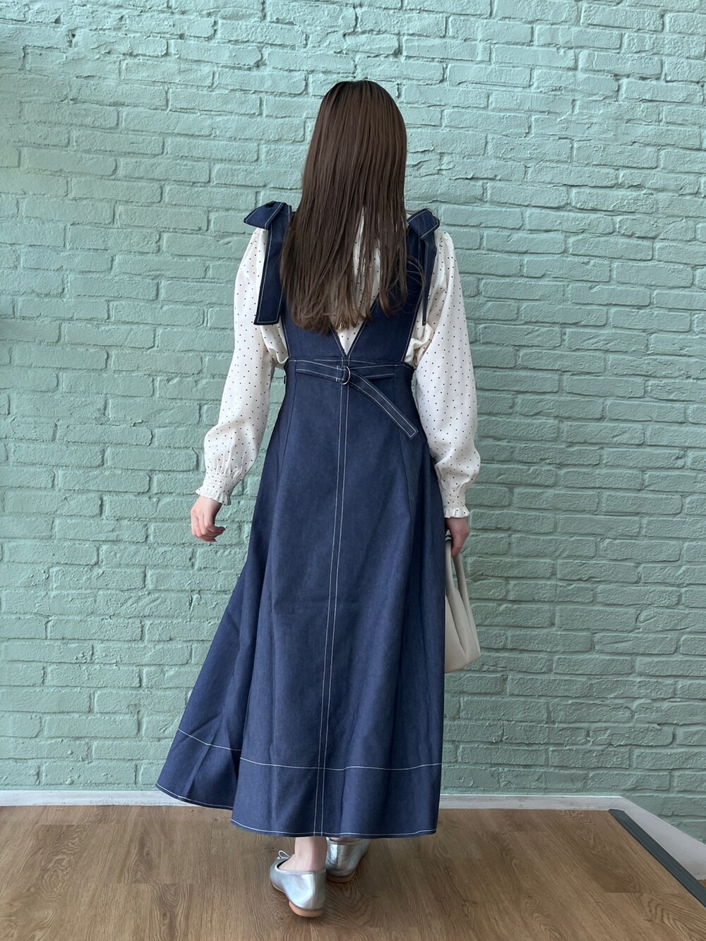 ホワイト系のシャツ/ブラウス、ブルー系のスカート、ホワイト系のショルダーバッグを着用したレディースの春コーディネートの3枚目の写真