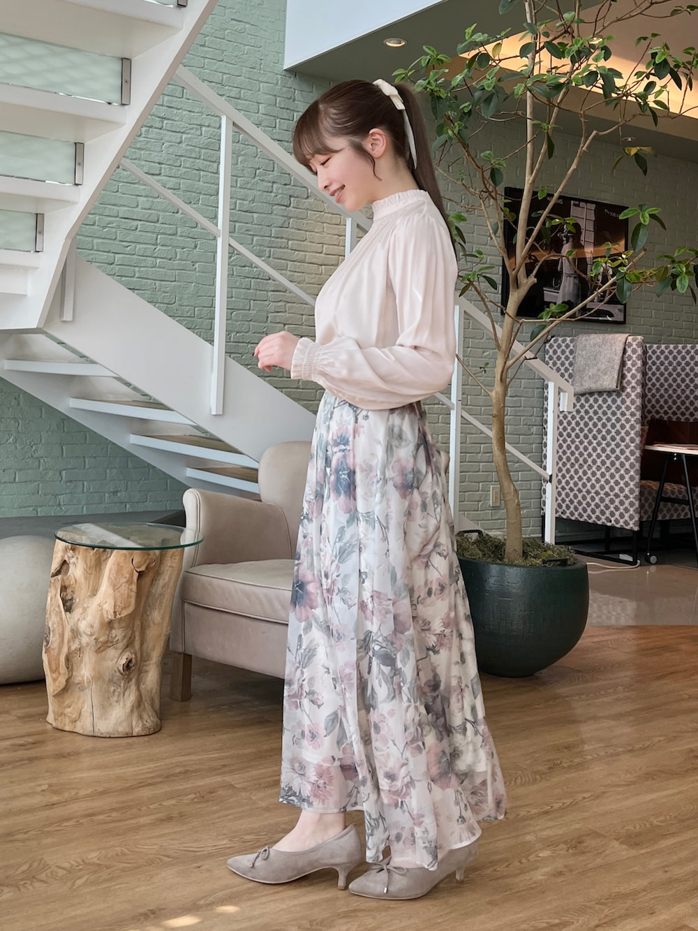 ホワイト系のシャツ/ブラウス、ベージュ系のスカートを着用したレディースの冬コーディネートの2枚目の写真