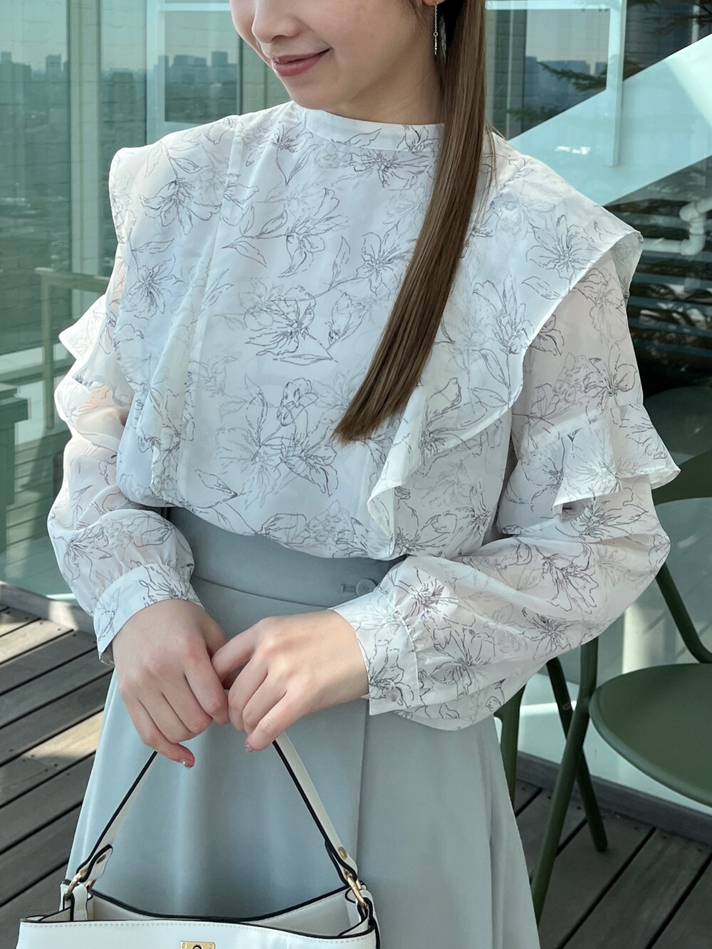 グレー系のシャツ/ブラウス、グリーン系のスカートを着用したレディースの冬コーディネートの4枚目の写真