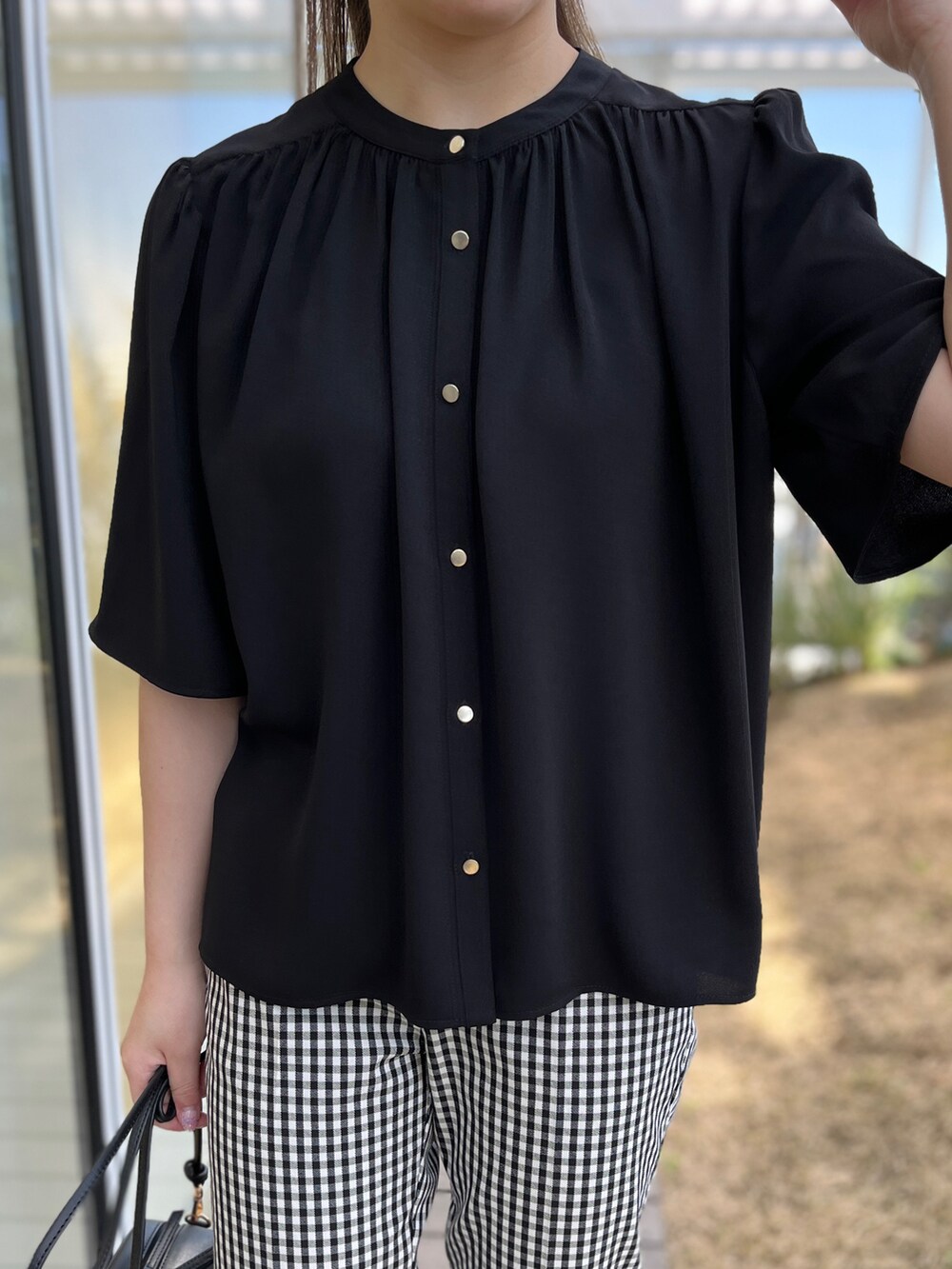 ブラック系のシャツ/ブラウス、ブラック系のその他パンツ、ブラック系のパンプスを着用したレディースの春コーディネートの3枚目の写真