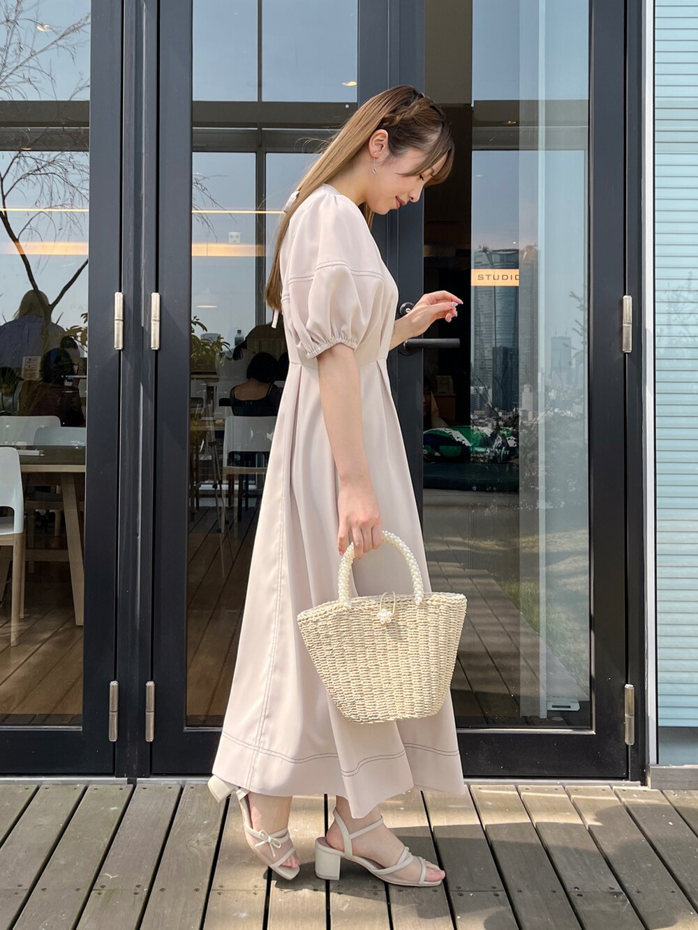 ホワイト系のワンピースを着用したレディースの春コーディネートの2枚目の写真