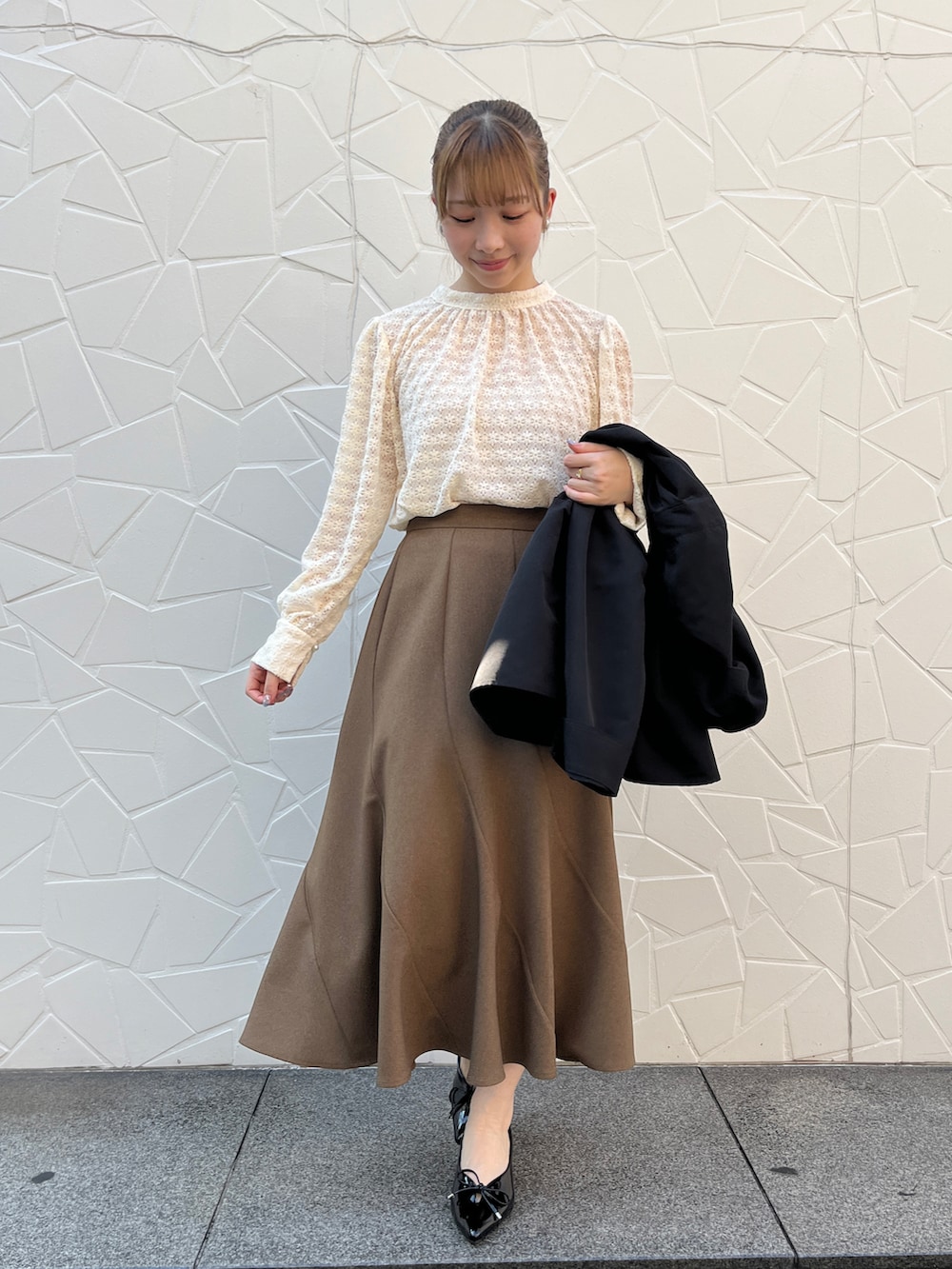 ホワイト系のシャツ/ブラウス、ブラック系のブルゾン、イエロー系のスカートを着用したレディースの秋コーディネートの4枚目の写真