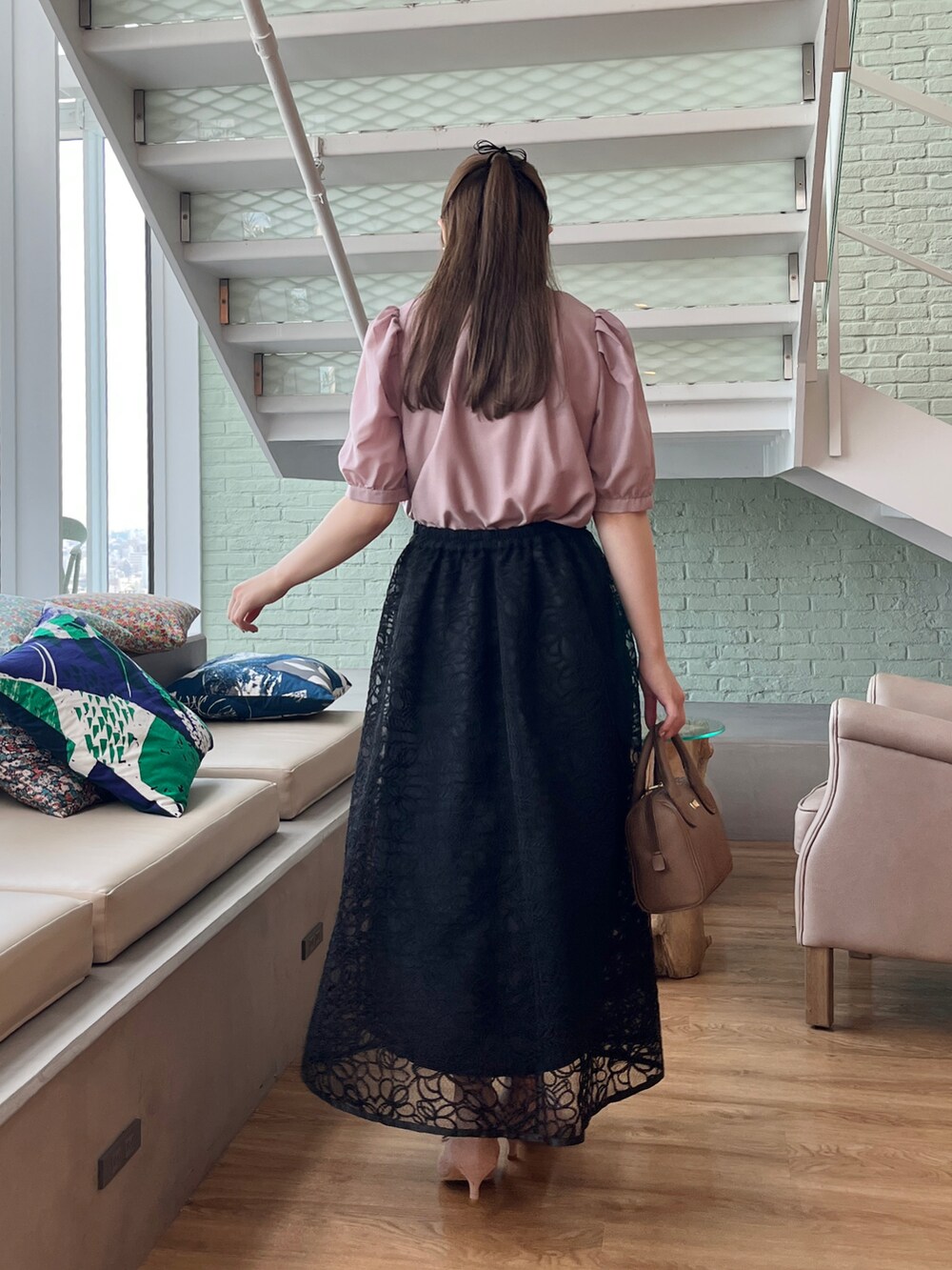 ブラック系のスカート、ピンク系のシャツ/ブラウスを着用したレディースの夏コーディネートの3枚目の写真