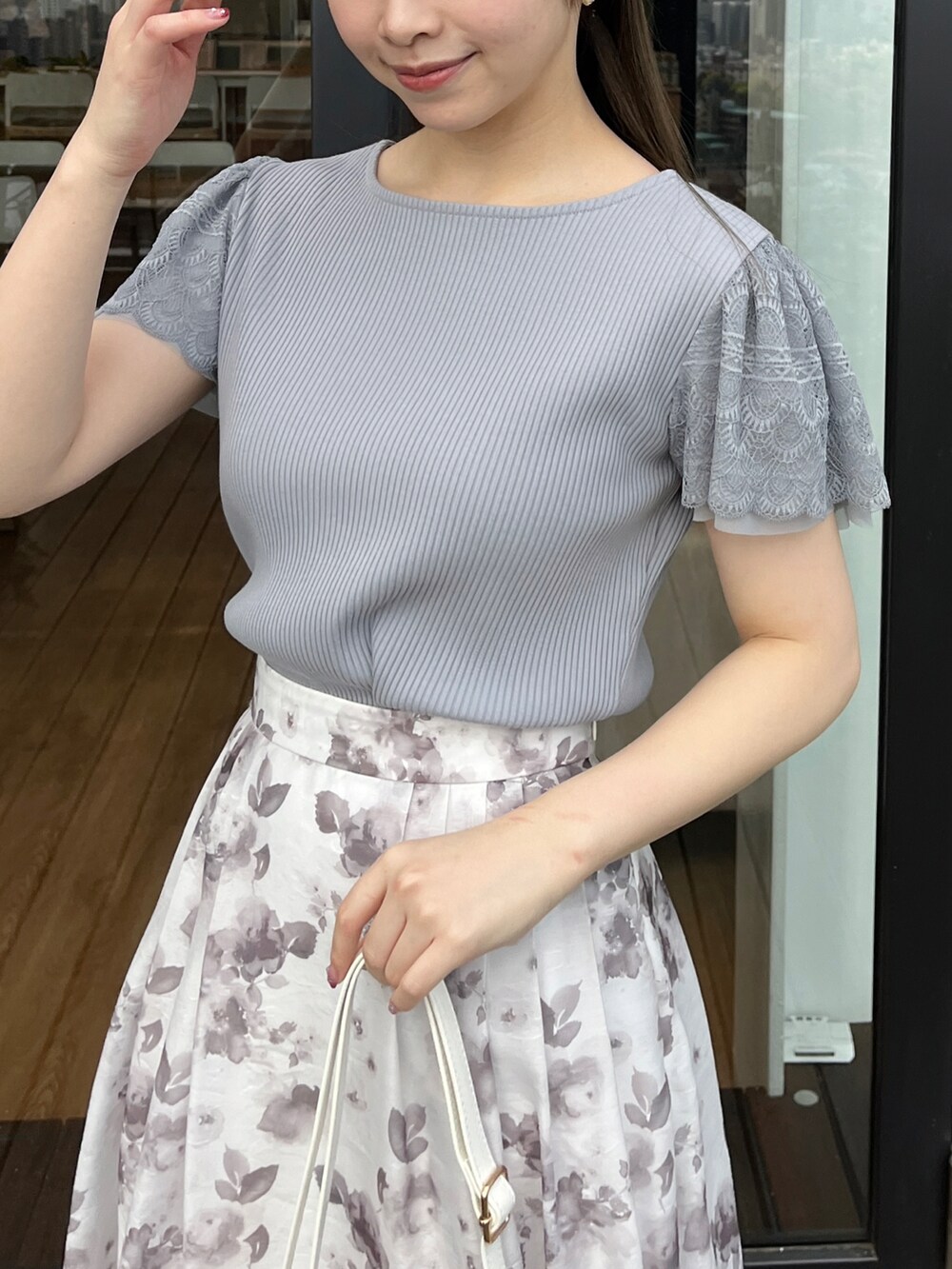 ブルー系のTシャツ/カットソー、ホワイト系のスカートを着用したレディースの春コーディネートの3枚目の写真