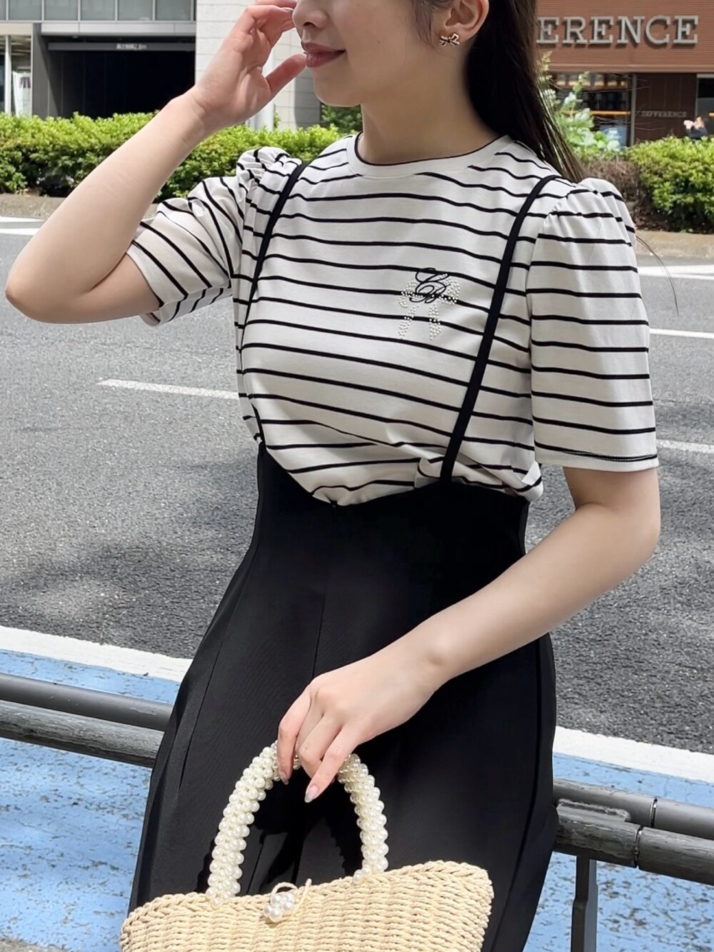 ブラック系のサロペット/オーバーオール、ブラック系のTシャツ/カットソーを着用したレディースの夏コーディネートの4枚目の写真