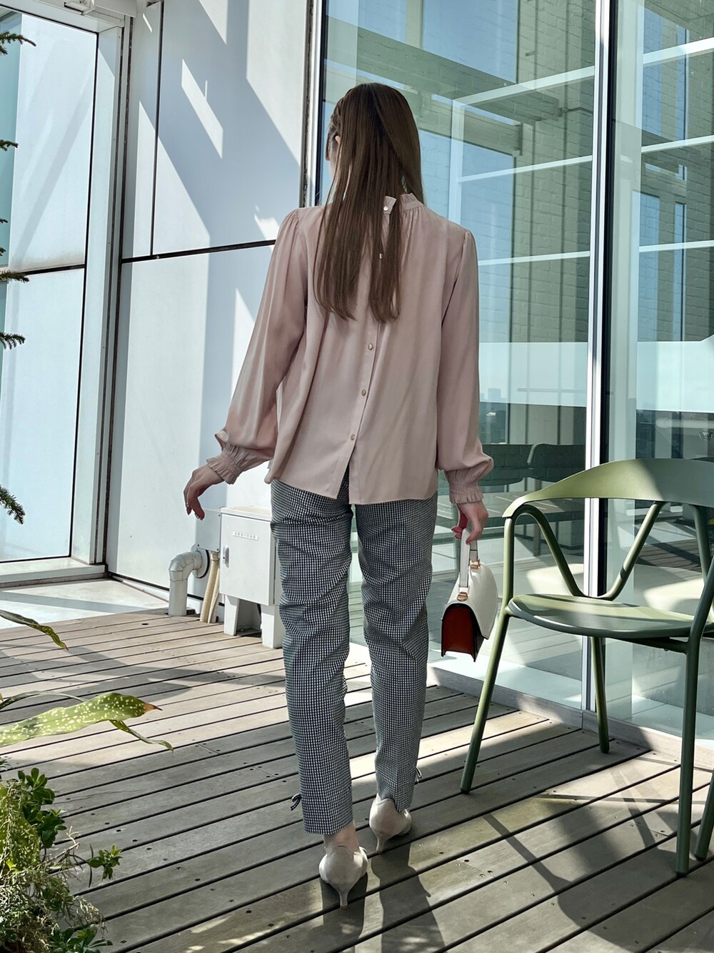 ブラック系のその他パンツ、ベージュ系のシャツ/ブラウスを着用したレディースの冬コーディネートの3枚目の写真