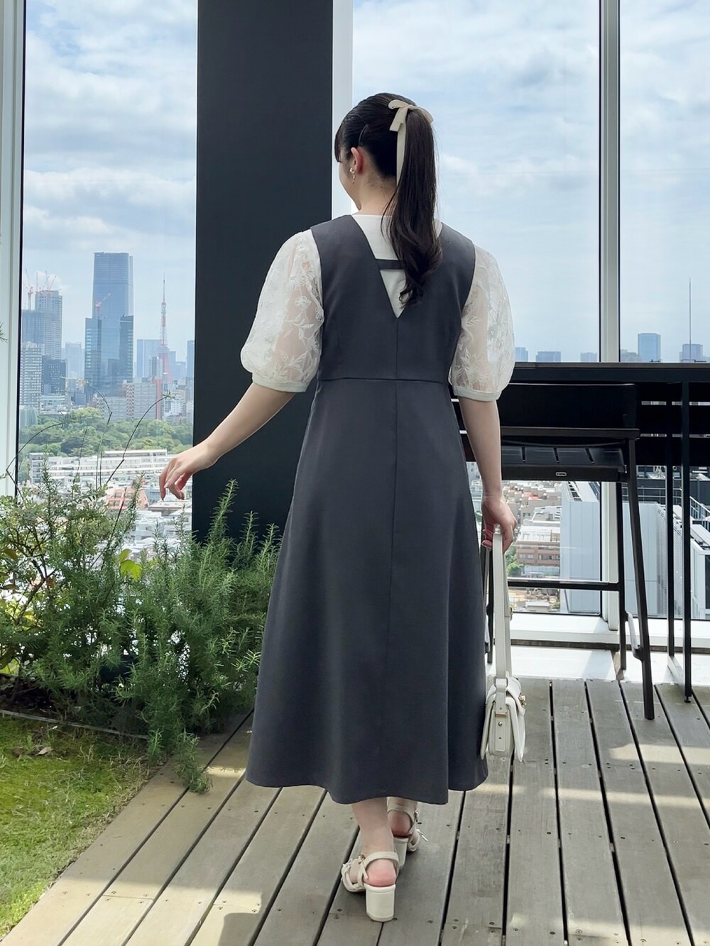 ホワイト系のTシャツ/カットソー、グレー系のワンピースを着用したレディースの春コーディネートの3枚目の写真