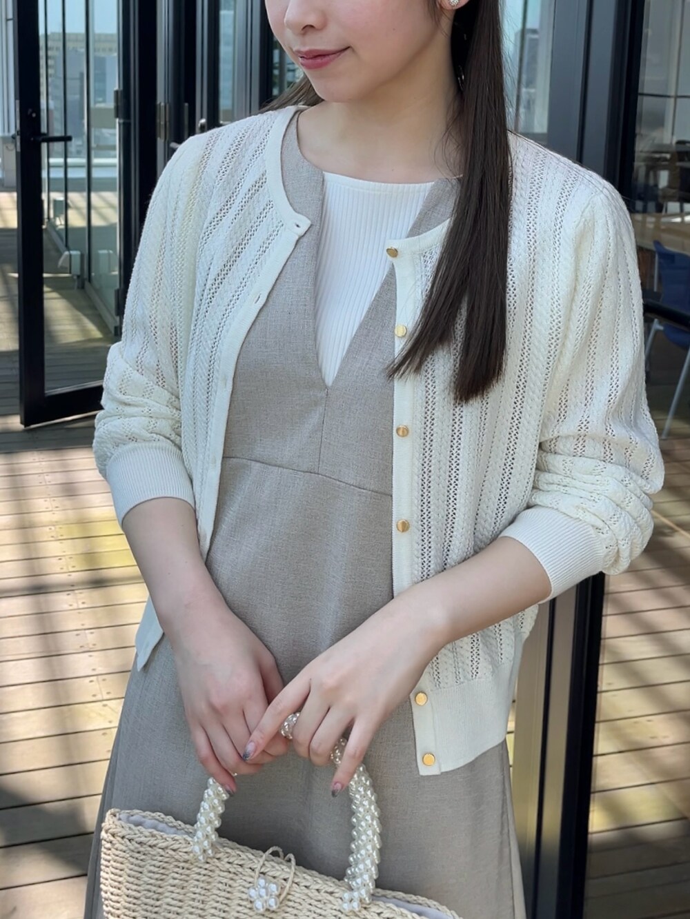 ホワイト系のカーディガン/ボレロ、ベージュ系のワンピースを着用したレディースの夏コーディネートの3枚目の写真