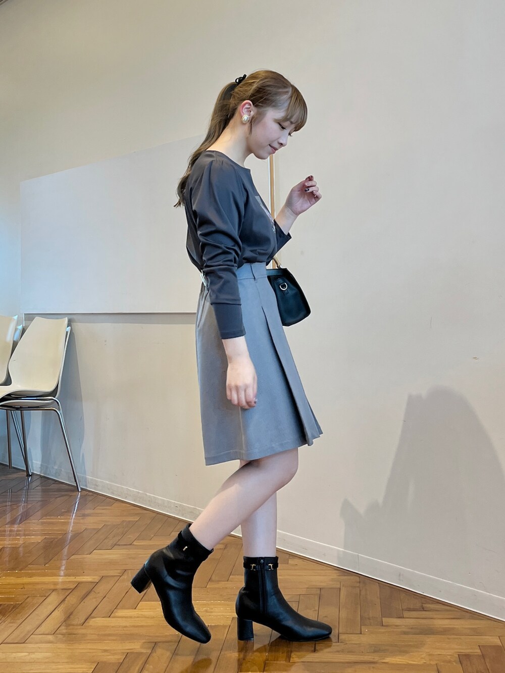 グレー系のTシャツ/カットソー、グレー系のその他パンツを着用したレディースの秋コーディネートの2枚目の写真