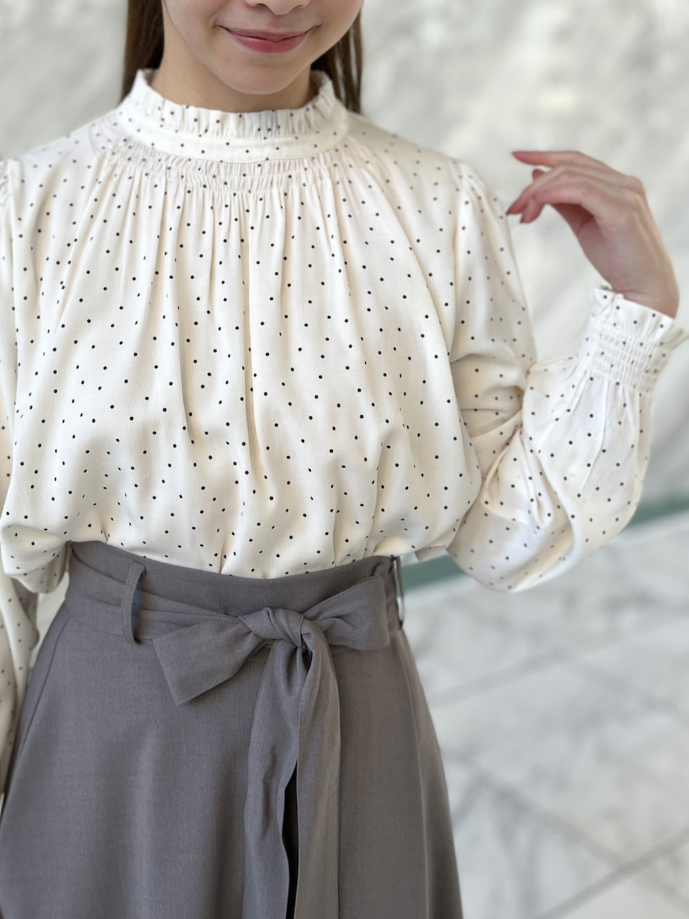 ホワイト系のシャツ/ブラウス、ブラウン系のスカート、ホワイト系のショルダーバッグを着用したレディースの冬コーディネートの4枚目の写真