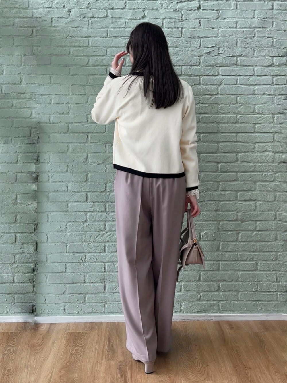 イエロー系のその他パンツ、ホワイト系のカーディガン/ボレロを着用したレディースの秋コーディネートの3枚目の写真