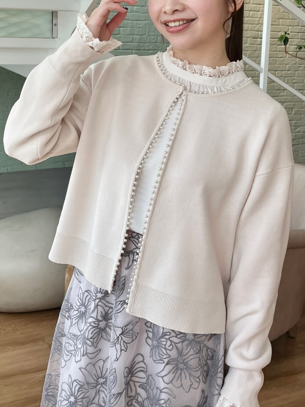 ホワイト系のカーディガン/ボレロ、ホワイト系のシャツ/ブラウス、グレー系のスカートを着用したレディースの冬コーディネートの4枚目の写真