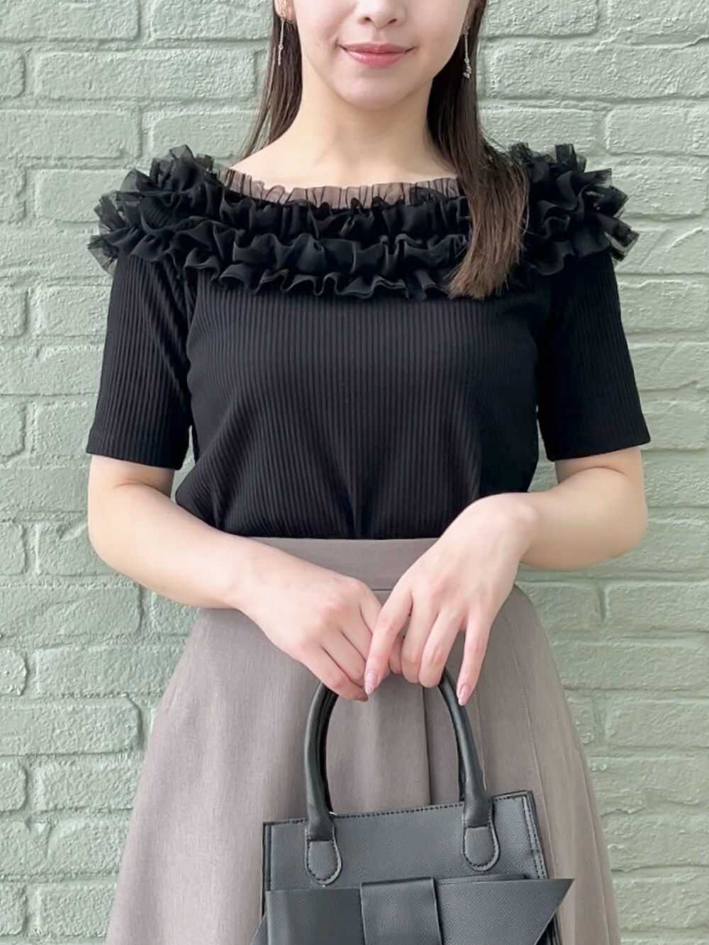 ブラック系のTシャツ/カットソー、ブラウン系のスカートを着用したレディースの秋コーディネートの4枚目の写真