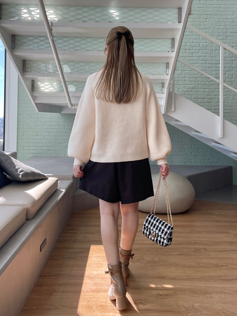 ブラウン系のその他パンツ、ブラック系のショルダーバッグ、ブラウン系のブーツを着用したレディースの秋コーディネートの2枚目の写真