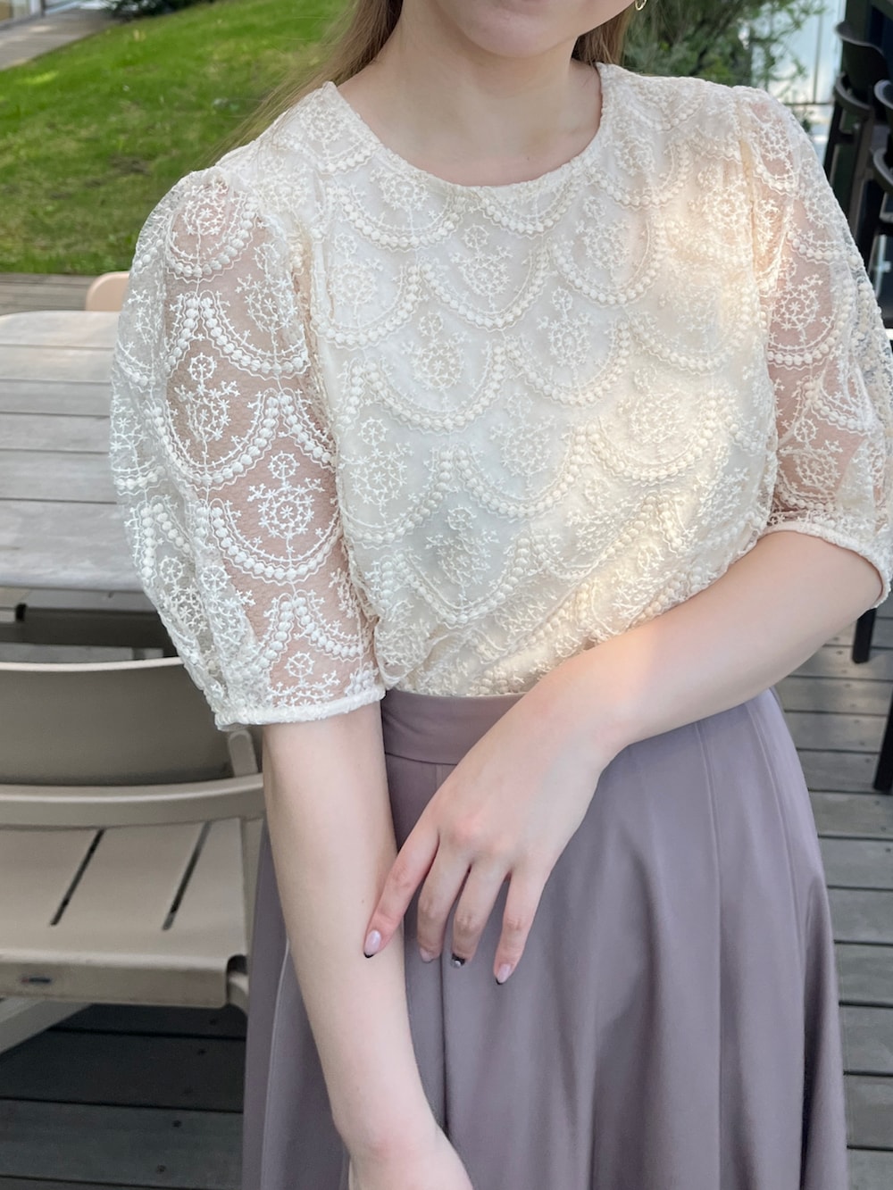 ホワイト系のTシャツ/カットソー、ホワイト系のショルダーバッグ、ブラウン系のスカートを着用したレディースの夏コーディネートの4枚目の写真