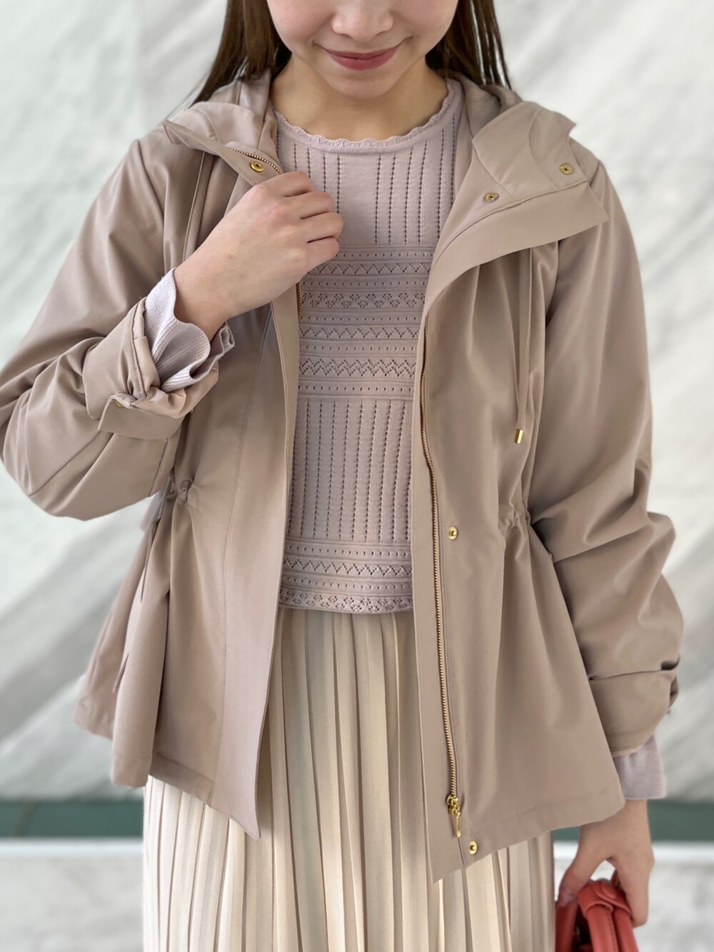 ピンク系のニット/セーター、ピンク系のブルゾン、ホワイト系のスカートを着用したレディースの冬コーディネートの4枚目の写真