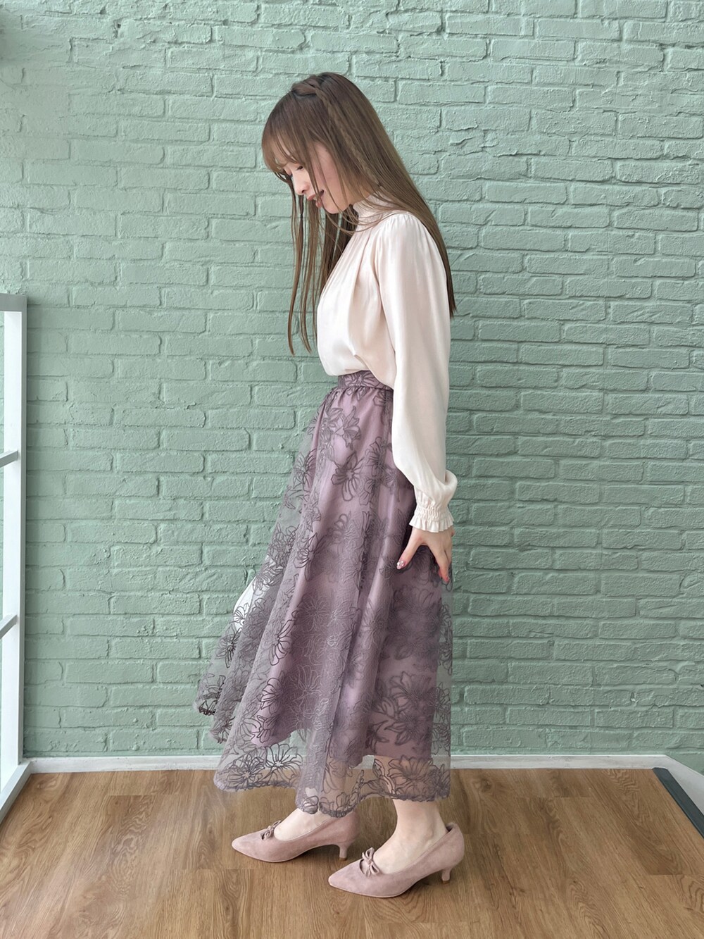 ホワイト系のシャツ/ブラウス、パープル系のスカートを着用したレディースの冬コーディネートの2枚目の写真