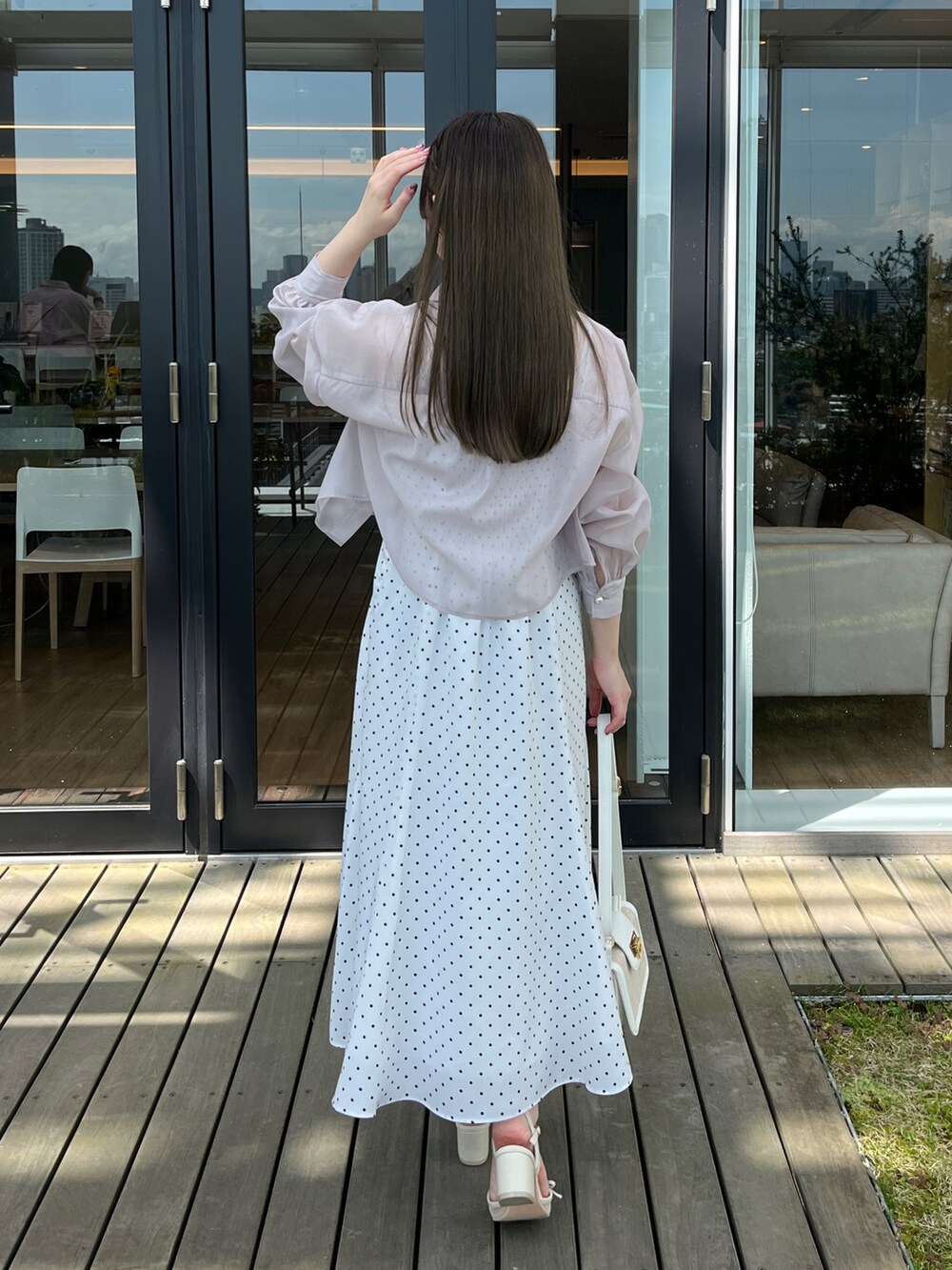 ベージュ系のシャツ/ブラウス、ホワイト系のワンピースを着用したレディースの春コーディネートの2枚目の写真