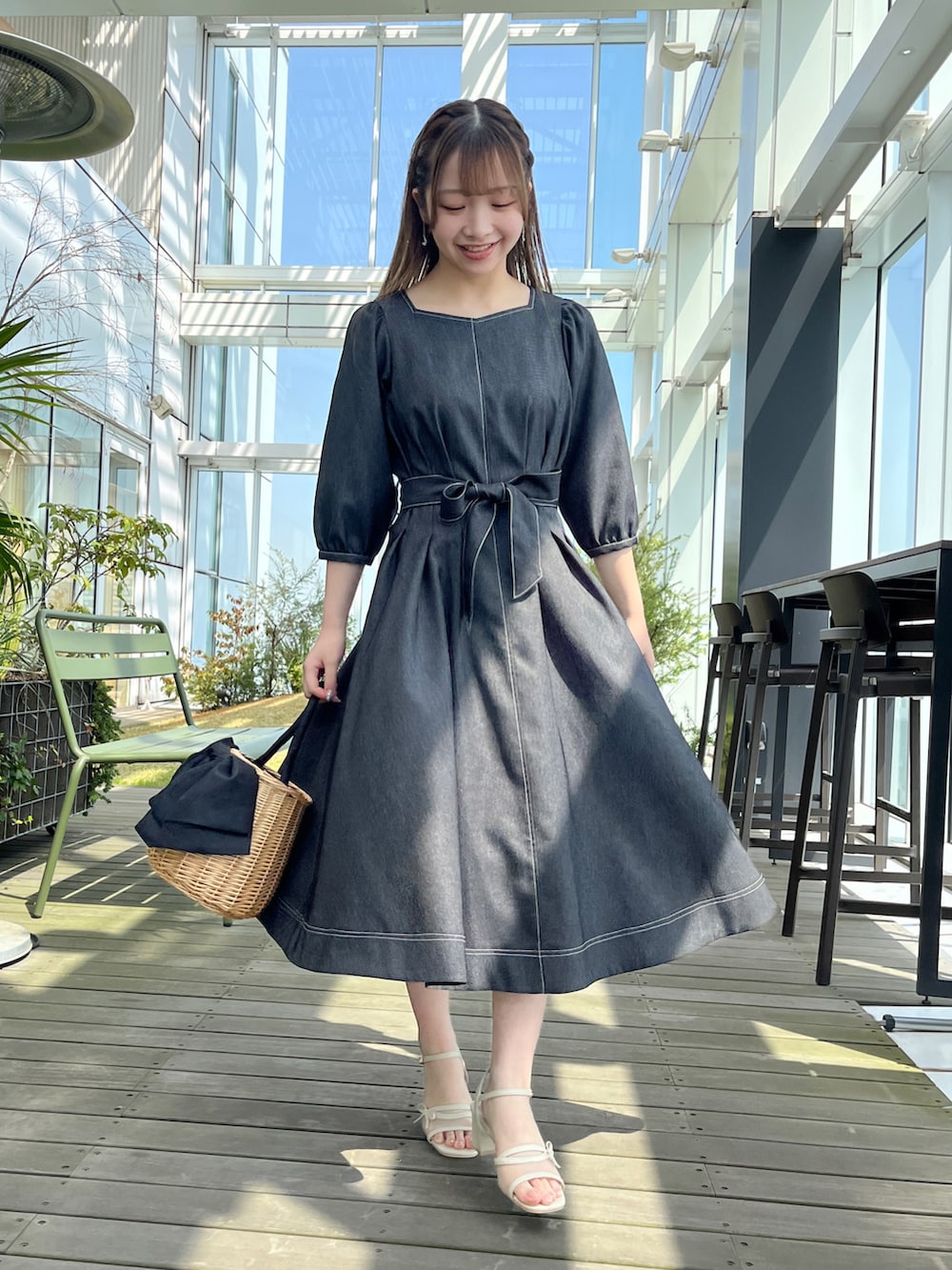 ホワイト系のカーディガン/ボレロ、ブラック系のワンピースを着用したレディースの春コーディネートの5枚目の写真