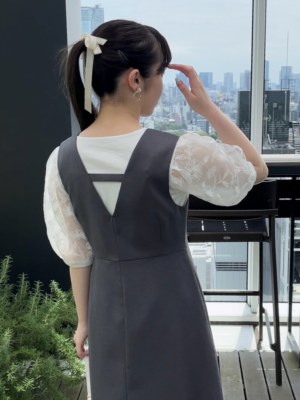 ホワイト系のTシャツ/カットソー、グレー系のワンピースを着用したレディースの春コーディネートの5枚目の写真