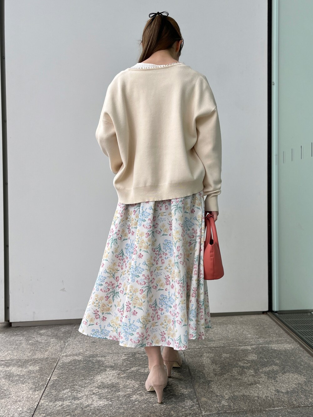 ホワイト系のTシャツ/カットソー、ホワイト系のカーディガン/ボレロ、ベージュ系のスカートを着用したレディースの冬コーディネートの3枚目の写真