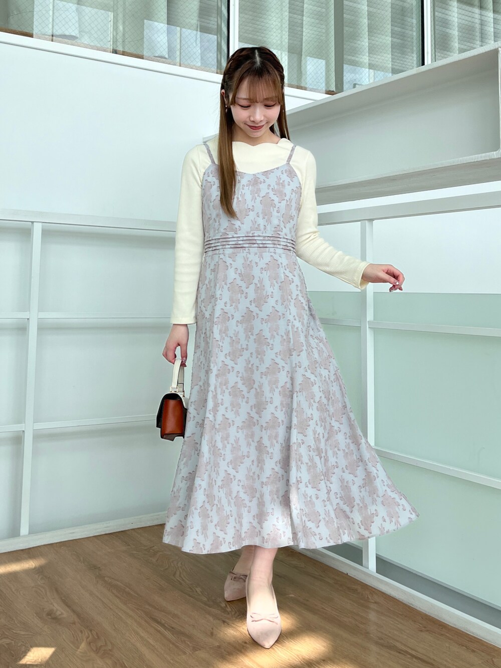 ホワイト系のノーカラージャケット、ホワイト系のTシャツ/カットソーを着用したレディースの春コーディネートの5枚目の写真