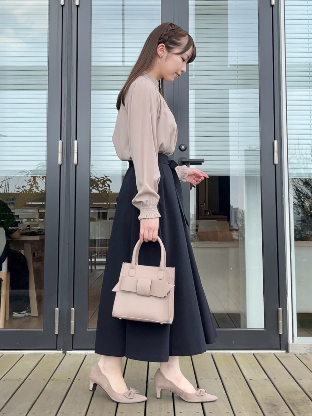 ピンク系のシャツ/ブラウス、ブルー系のスカートを着用したレディースの秋コーディネートの2枚目の写真