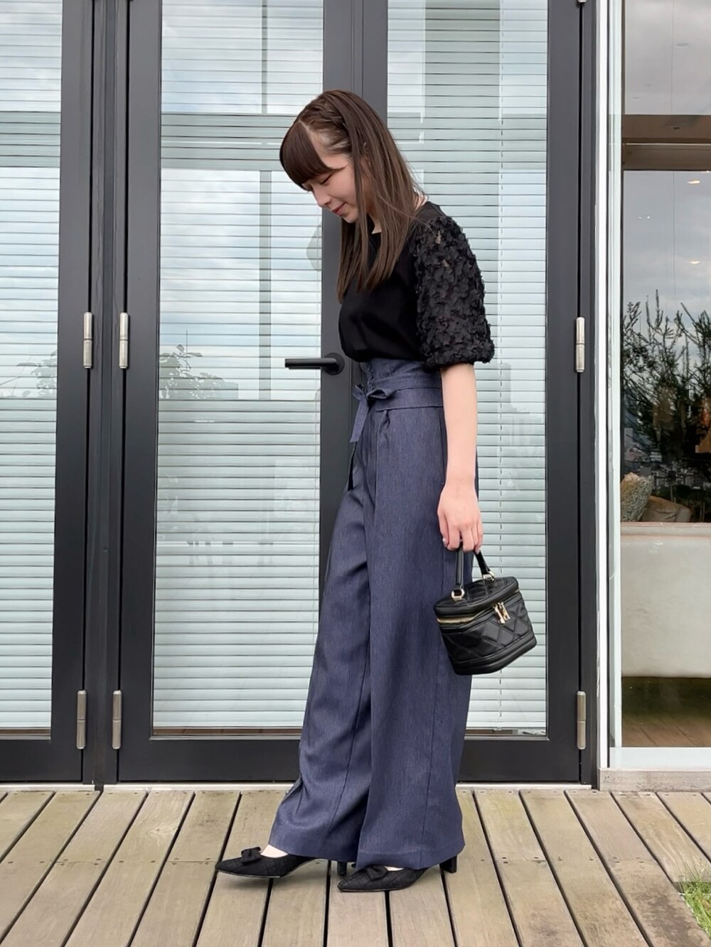 ブラック系のTシャツ/カットソー、ブルー系のその他パンツを着用したレディースの夏コーディネートの2枚目の写真