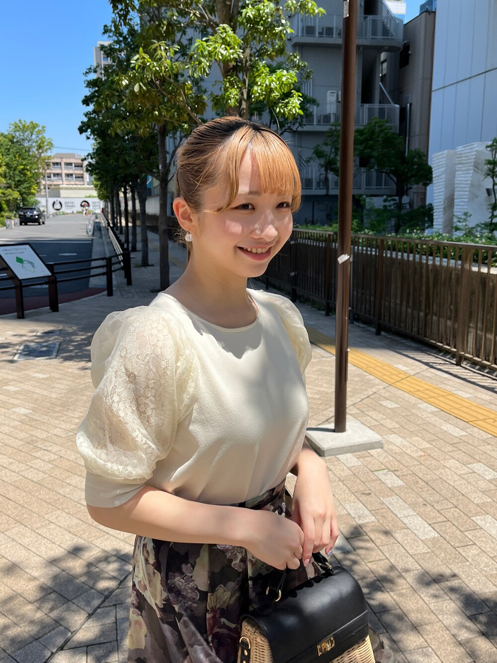 ホワイト系のニット/セーター、ブラック系のスカート、ブラック系のショルダーバッグを着用したレディースの夏コーディネートの4枚目の写真